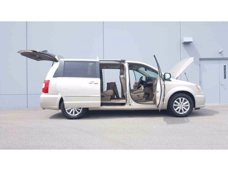 PreOwned 2016 Chrysler Town & Country Limited Platinum