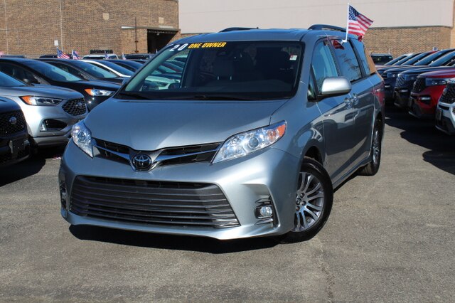 Pre-Owned 2020 Toyota Sienna Minivan Silver for Sale in Joliet | #P0722